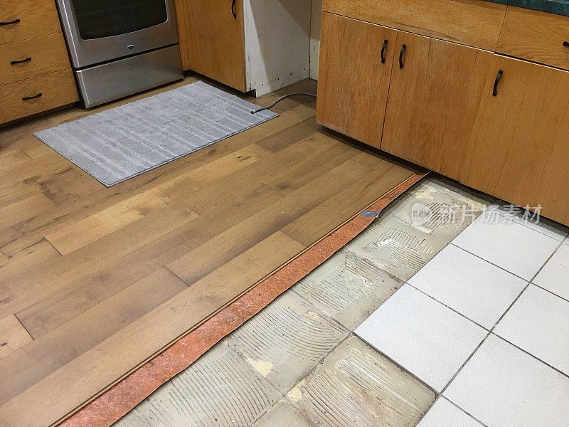 厨房用硬木地板代替瓷砖