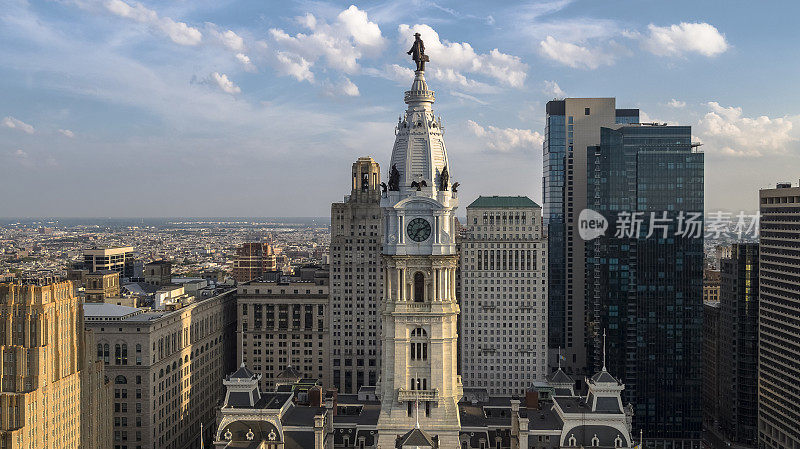 从空中近距离观看费城市政厅，在塔顶有威廉·佩恩雕像