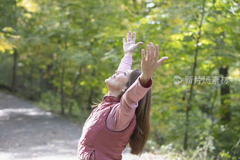 在大自然中徒步旅行的拉丁妇女的肖像