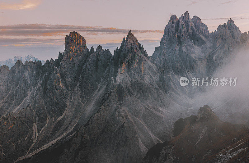 美丽的日落景观从西玛卡丁迪圣卢卡诺，Dolomites，意大利