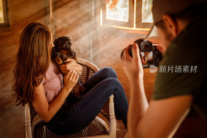 摄影师拍照的女人和她的宠物
