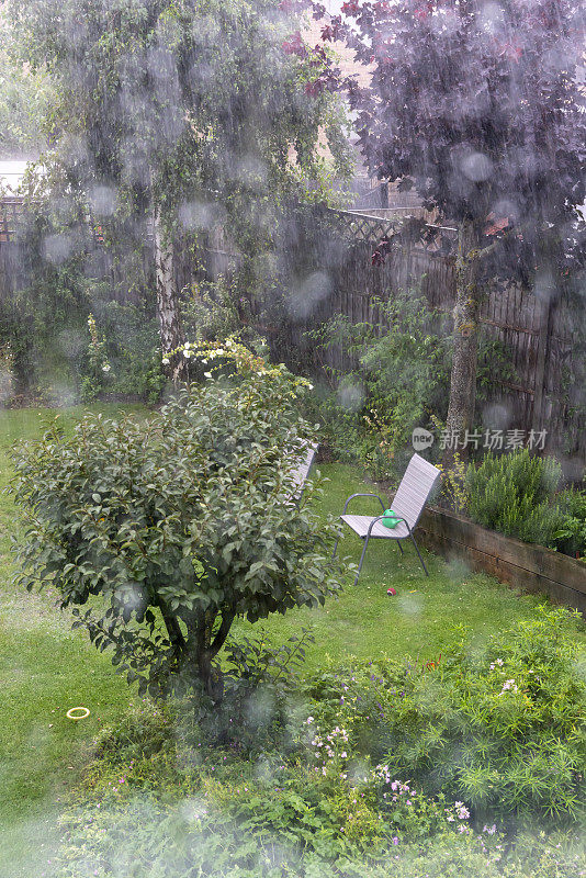 下雨天透过窗户看到的后花园