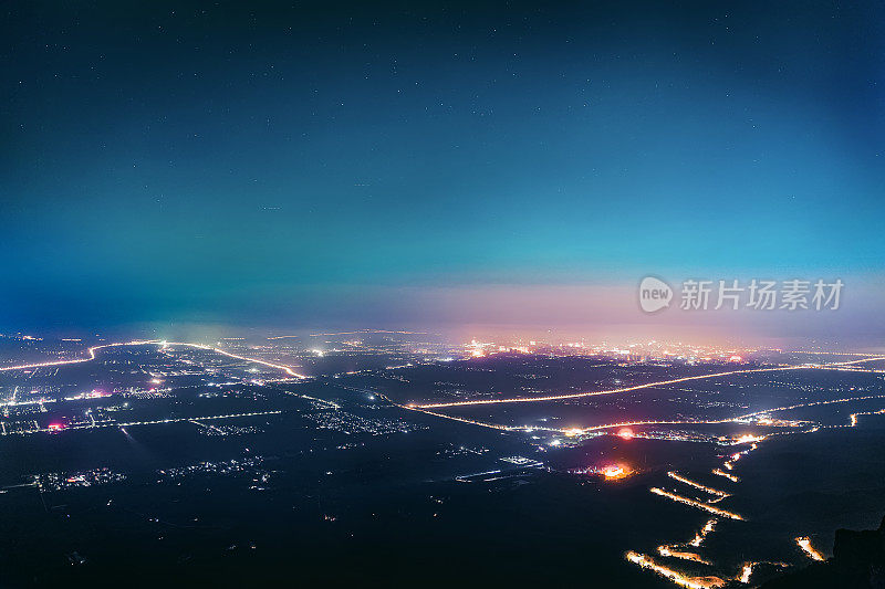 星空下的城市夜景