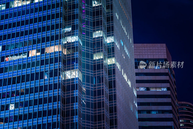 香港晚上的商业大厦
