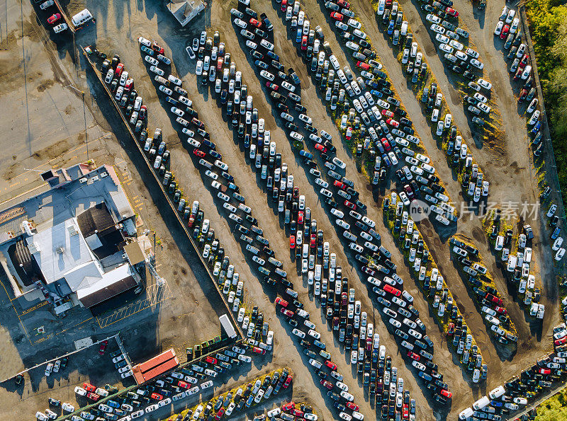 汽车拍卖鸟瞰图，许多二手车停放在一个停车场。
