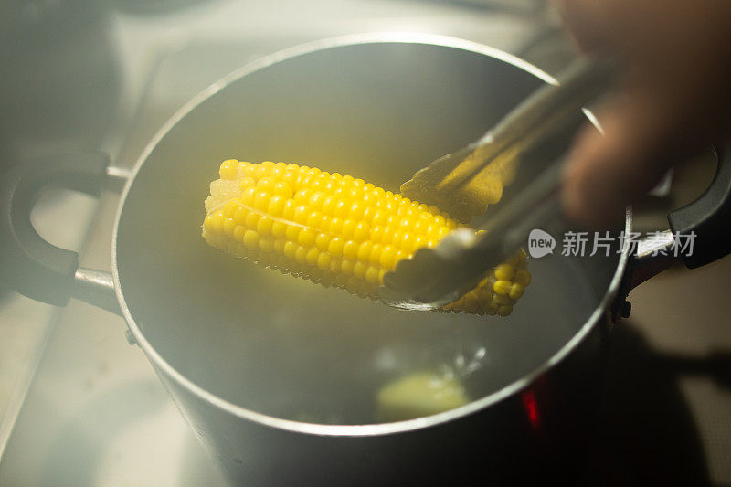 新鲜的玉米在煮