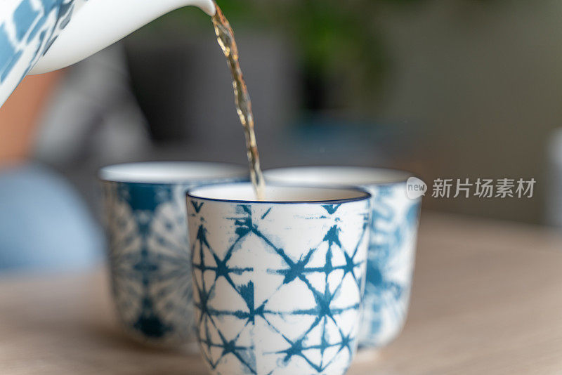 用亚洲茶壶和杯子拍静物照