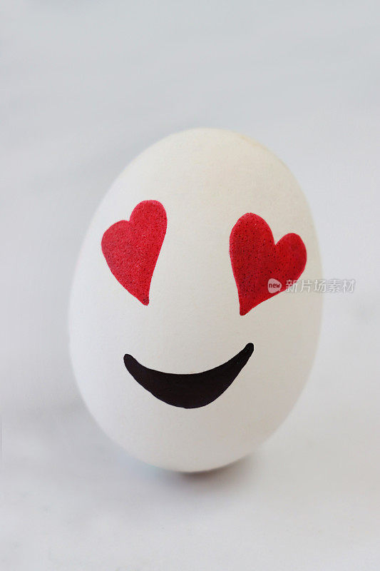 画在煮鸡蛋上的卡通脸表达爱、奉献和崇拜