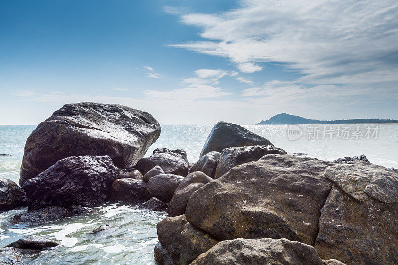 在中国阳江阳溪的岩石海岸，海浪拍打着石头的海景
