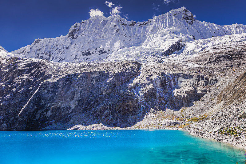 拉古纳湖69(69湖)和孕育的Chacraraju，布兰卡的Cordillera——坎卡什，秘鲁安第斯山脉