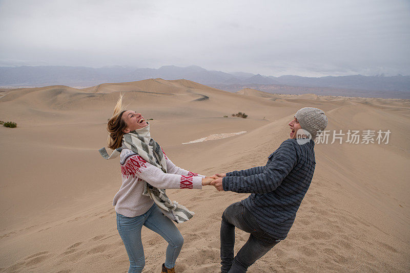 一对夫妇在美国的沙丘上玩耍