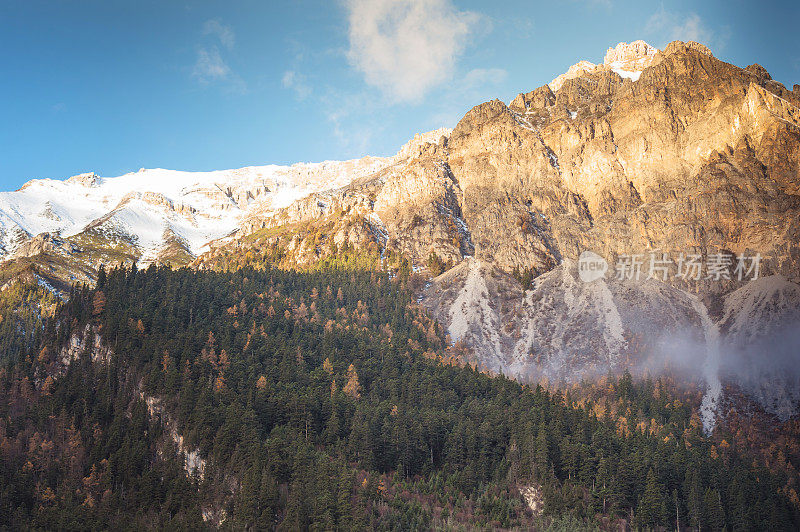 美丽的雪山和山脉在云南，中国