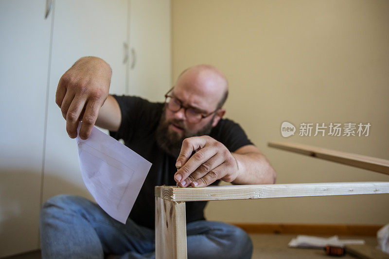 男子混淆了组装说明，他的家庭DIY木工项目
