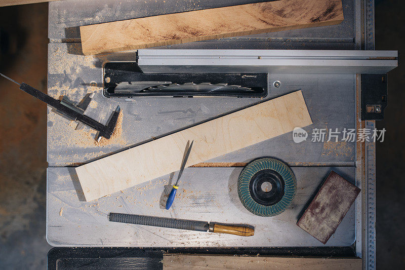 高空拍摄的木工工具在一个工作台上