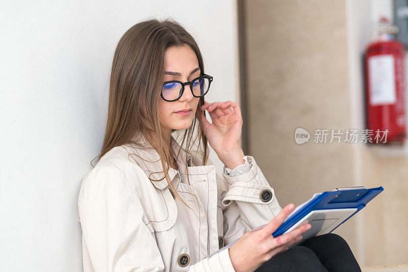 女学生或职业妇女戴眼镜和工作笔记