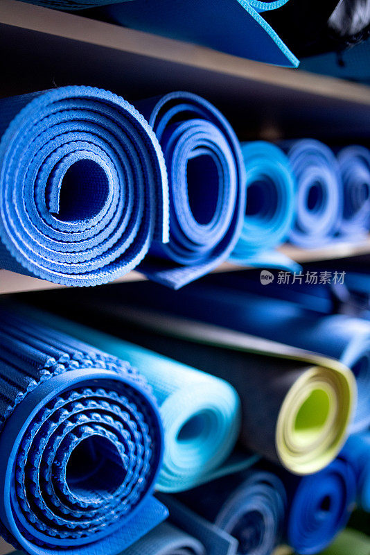健身房储藏室架子上的蓝色运动垫