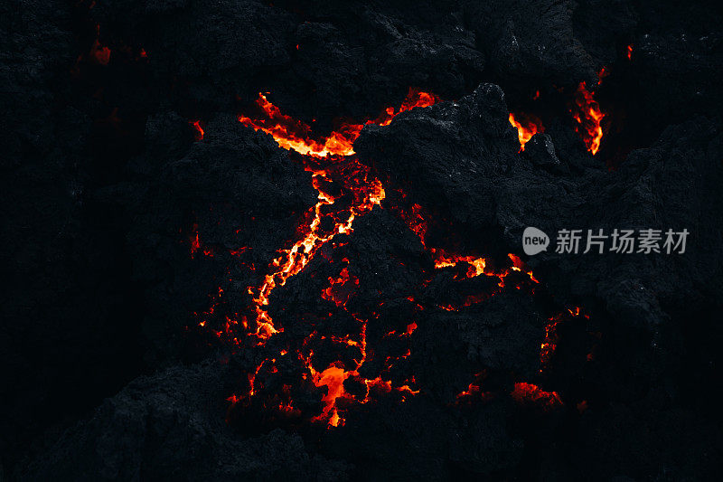 冰岛Fagradalsfjall火山喷发现场新熔化的燃烧熔岩的特写