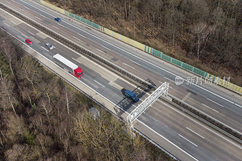 高速公路上的卡车收费系统-控制龙门，鸟瞰图