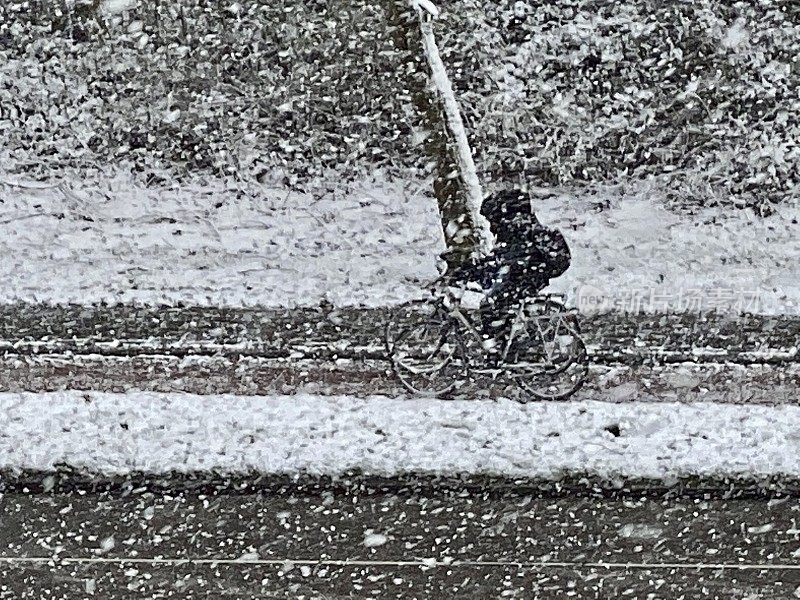大雪中骑自行车的人