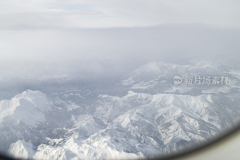 白云之上的雪山。