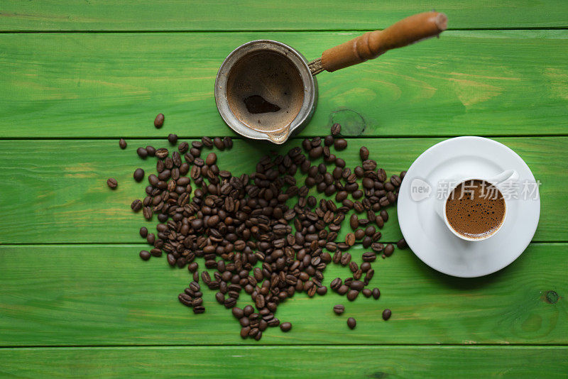 传统土耳其咖啡，用铜制咖啡壶倒入瓷杯