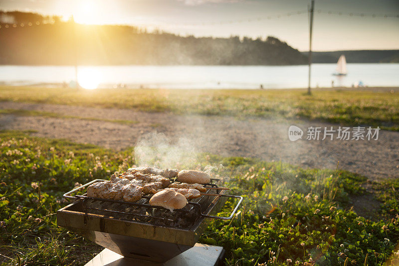 日落时分湖边烧烤