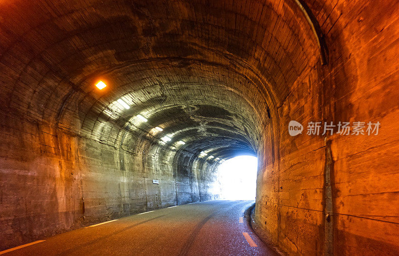 狭长的高山公路隧道