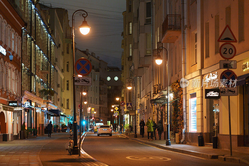 莫斯科秋天的狭窄街道，市中心