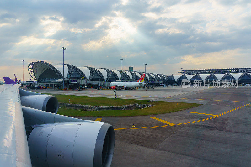 泰国航空公司降落在泰国素万那普机场，泰国航空公司是泰国的国家航空公司，在世界各地飞行超过91个目的地