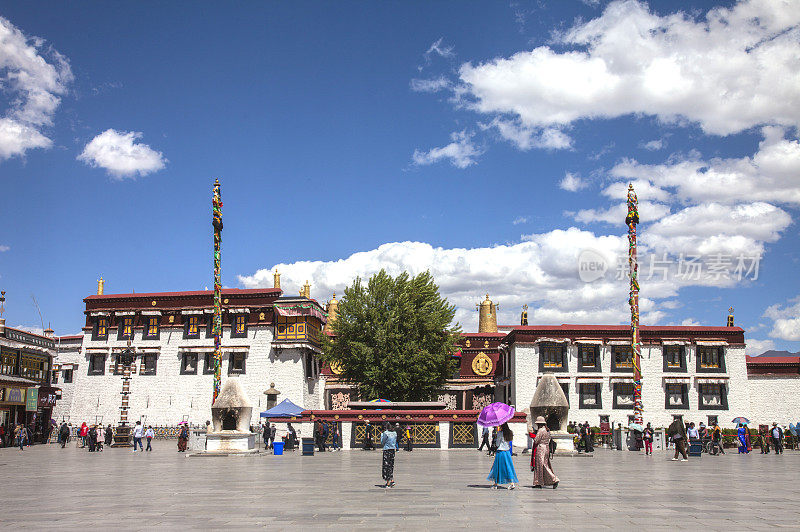 晴朗天空下的西藏拉萨大昭寺及广场