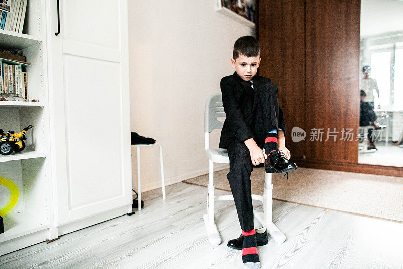 一个男孩在上学的第一天穿鞋