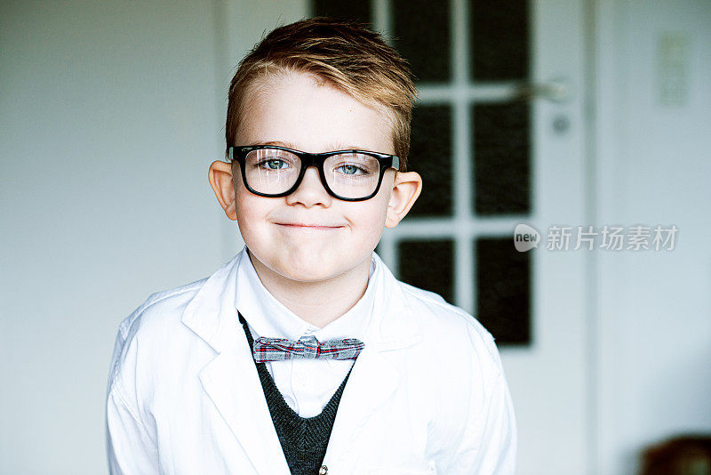戴眼镜的年轻科学家穿着实验服