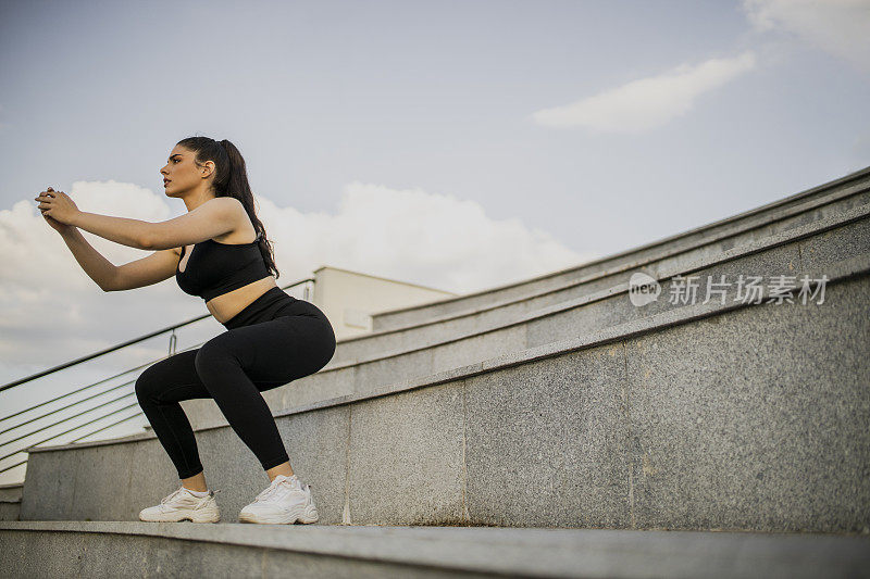 正在户外进行高强度运动训练的年轻女子