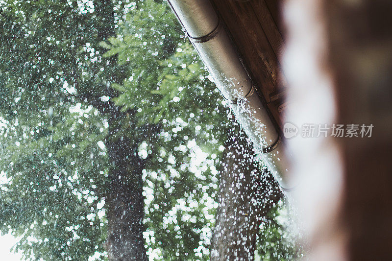 大雨溢出屋顶排水沟