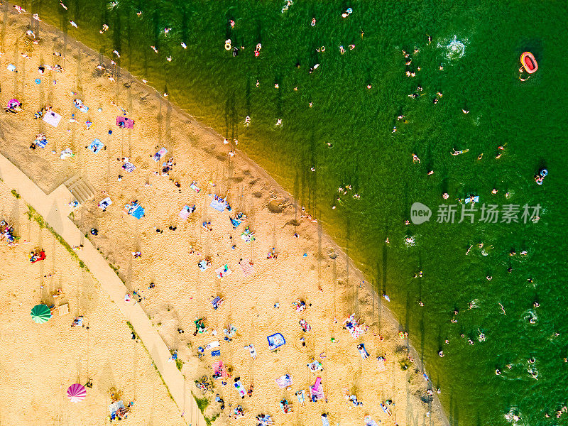 炎炎夏日，人们在河里游泳。鸟瞰图，Yoshkar-Ola，俄罗斯