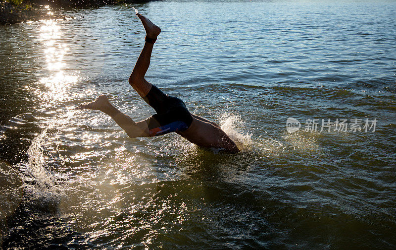 游泳运动员在马拉松游泳比赛中跳入水中