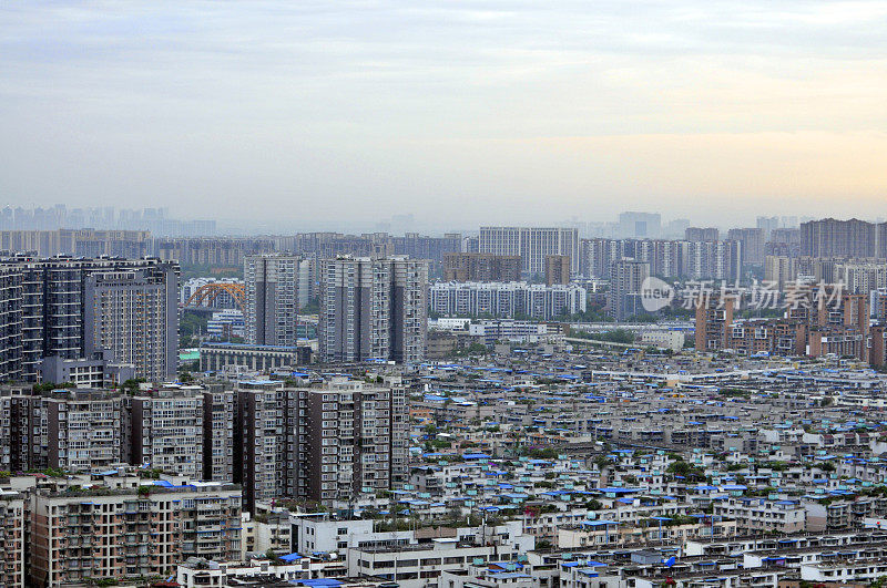 日落中的城市背景