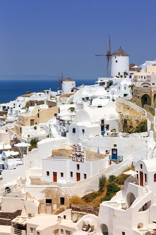 在希腊圣托里尼岛度假旅游旅游伊亚镇地中海与风车圣托里尼肖像格式