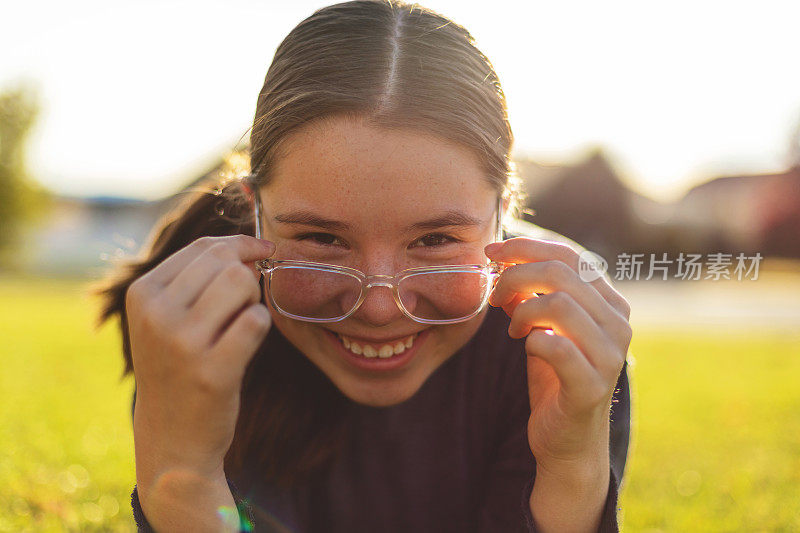 女青少年肖像活跃的少女练习芭蕾充满活力和美丽的西班牙裔女性秋天户外在美国西部非洲裔拉丁生活方式照片系列