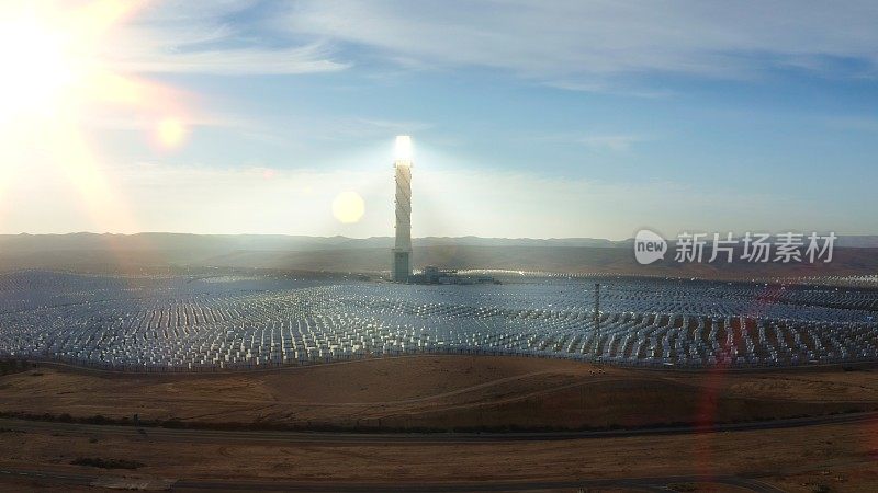 太阳能发电厂，反射太阳能电池板将阳光反射到塔上