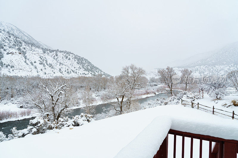 冬季甲板上的风景河与新鲜的雪景观