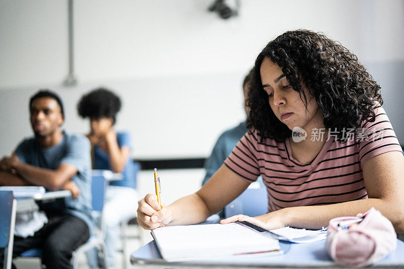 十几岁的学生在教室里写作