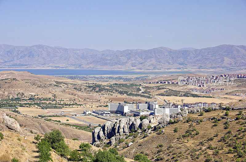从土耳其哈普特要塞看埃拉齐格和克班大坝