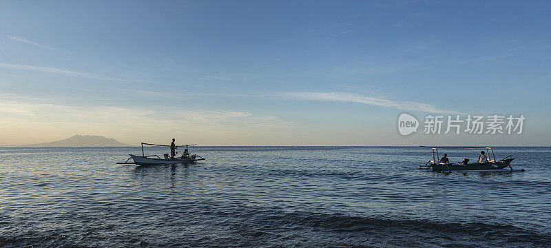 印尼北巴厘岛日落时分的渔民