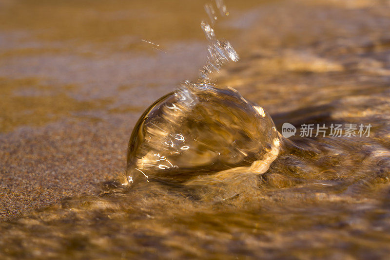 水晶球在海浪中翻滚，金色的夕阳西下