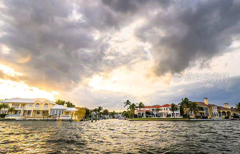佛罗里达州西棕榈滩的一排海滨豪宅