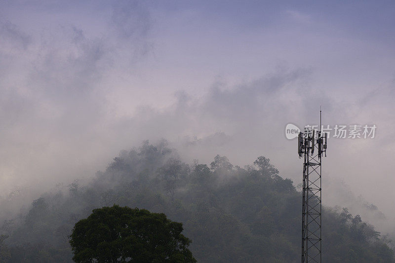 亚洲薄雾丛林的移动天线显示现代化侵入薄雾山区泰国清迈