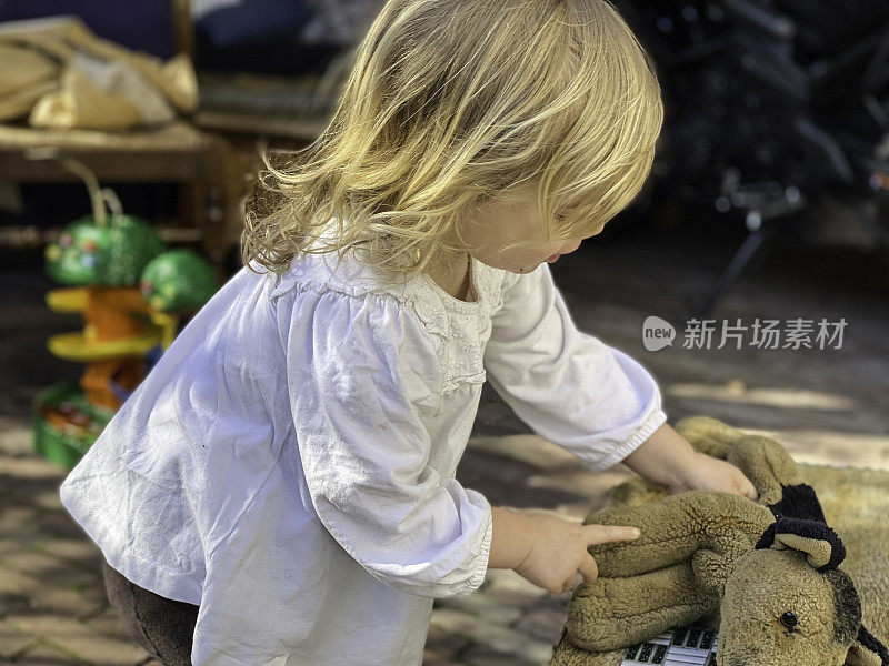 蹒跚学步的女孩和玩具狗