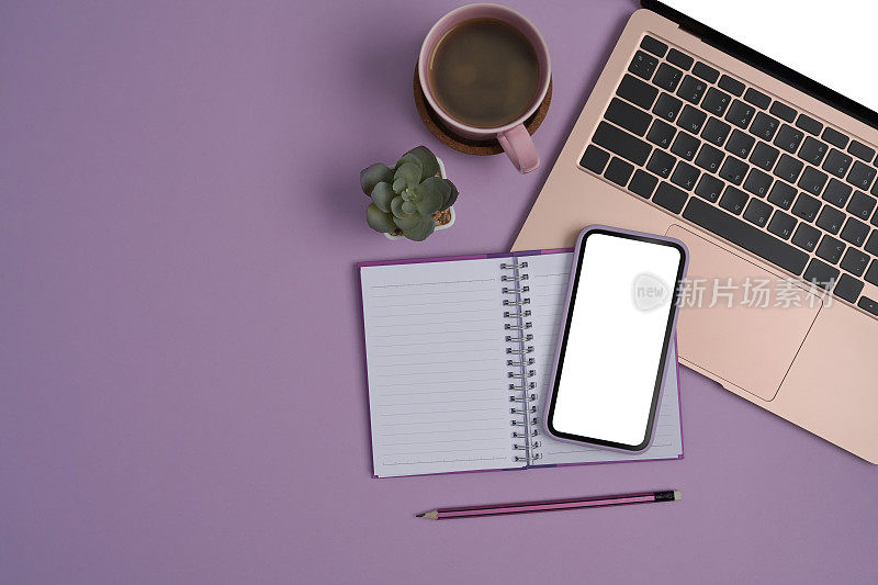 模拟手机与空白屏幕，笔记本电脑，笔记本电脑和咖啡杯在紫色的背景。平的。