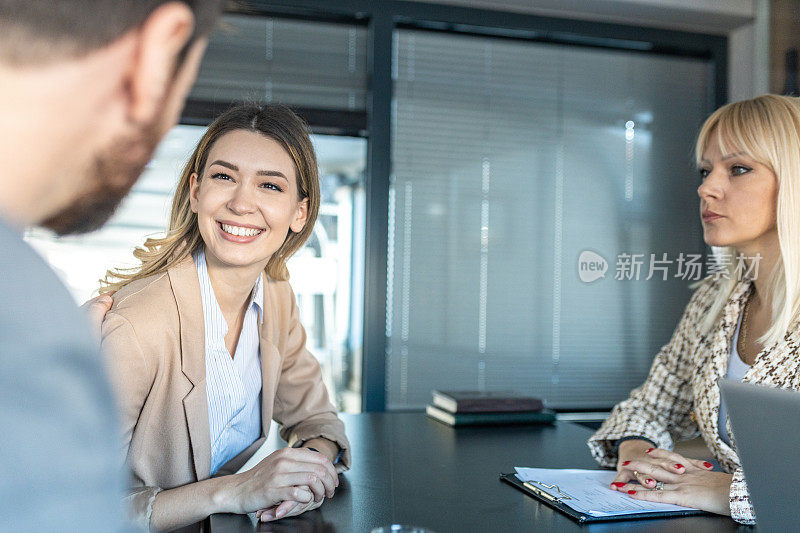 夫妇与顾问会面